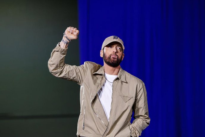 Archivo - October 22, 2024, Detroit, Michigan, USA: EMINEM takes the stage at a rally with former President Barack Obama in Detroit, Mich., on Oct. 22, 2024.