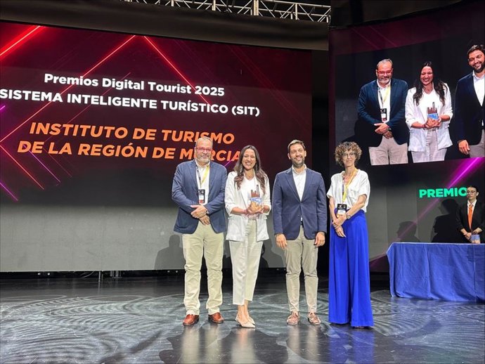 La consejera de Turismo, Cultura, Juventud y Deportes, Carmen Conesa, recoge en Benidorm el premio Digital Tourist 2025, en la categoría de Sistema Inteligente Turístico