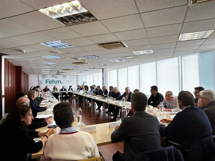 Una de las reuniones de la mesa negociadora del convenio de hostelería de Baleares, en la sede de la FEHM.