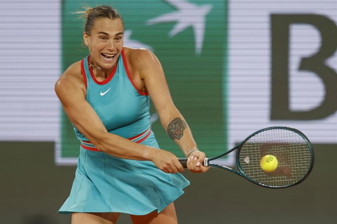 05 de junho de 2025, França, Paris: A tenista bielorrussa Aryna Sabalenka em ação contra a polonesa Iga Swiatek durante a partida semifinal de simples feminino do torneio de tênis French Open (Roland-Garros). Foto: Loic Baratoux/ZUMA Press Wire/dpa