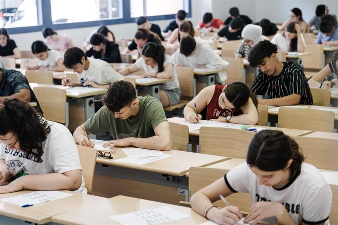 Varios alumnos realizan el primer examen durante la primera jornada de la PAU 2025, en la Facultad de Químicas, durante la primera jornada de selectividad en Madrid, a 3 de junio de 2025, en Madrid (España). 