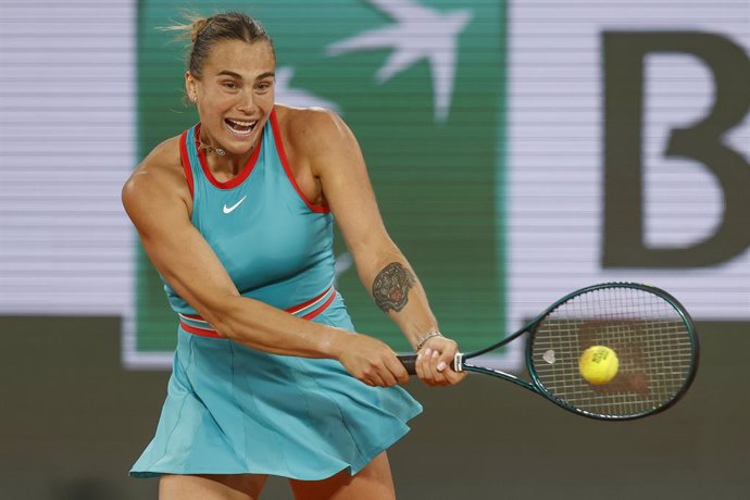 05 June 2025, France, Paris: Belarus' tennis player Aryna Sabalenka in action against Polish Iga Swiatek during their women's singles semi-final match of the French Open tennis tournament (Roland-Garros). Photo: Loic Baratoux/ZUMA Press Wire/dpa