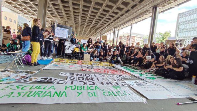 Os professores se reúnem na EASMU enquanto os sindicatos e o Principado negociam para encerrar a greve dos professores.