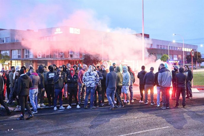 Varios trabajadores del metal hacen una hoguera durante la segunda jornada de la huelga 