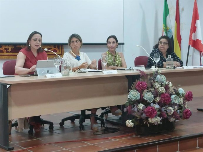 Autoridades en la mesa redonda en Llerena sobre el nuevo protocolo contra la trata de seres humanos con fines de explotación sexual