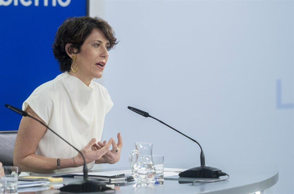 La ministra de Inclusión, Seguridad Social y Migraciones, Elma Saiz, durante la rueda de prensa posterior al Consejo de Ministros, en el Complejo de la Moncloa, a 27 de mayo de 2025, en Madrid (España). El Consejo de Ministros ha aprobado un nuevo regla