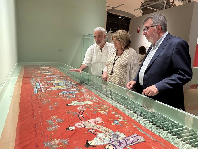 La consejera de Educación, Cultura y Deporte del Gobierno de Aragón, Tomasa Hernández, inaugura la exposición 'Tesoros', de las colecciones de arte asiático de la Universidad de Zaragoza.