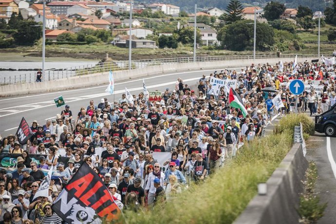 Cientos de personas durante una nueva protesta contra Altri, a 1 de junio de 2025, en Pontevedra, Galicia (España). 