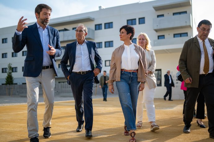 La ministra de Vivienda y Agenda Urbana, Isabel Rodríguez, en una entrega de llaves de una promoción de vivienda asequible en Cubelles (Barcelona).