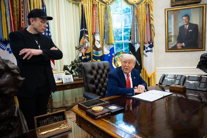 30 de maio de 2025, Washington, Distrito de Colúmbia, EUA: O presidente dos Estados Unidos, Donald J. Trump, à direita, participa de uma coletiva de imprensa com Elon Musk, CEO da Tesla, SpaceX e X (anteriormente conhecida como Twitter) e com o administra