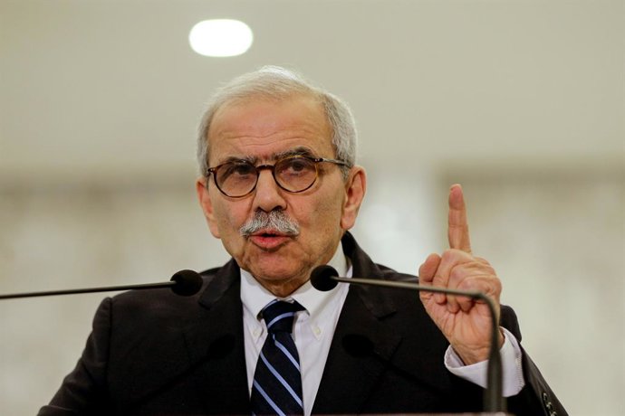 14 de janeiro de 2025, Baabda, Baabda, Líbano: O primeiro-ministro designado do Líbano, Nawaf Salam, gesticula ao falar com os jornalistas após sua reunião com o presidente libanês Michel Aoun. Salam disse que suas mãos estão estendidas a todos, em um ges