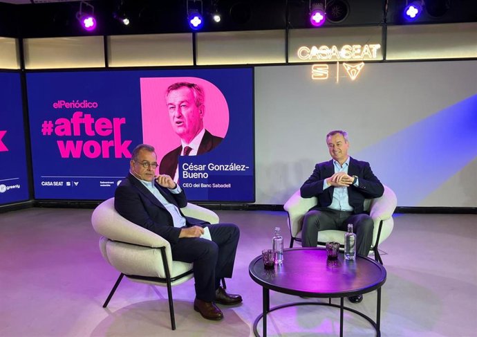 El director de 'El Periódico', Albert Sáez, y el consejero delegado de Banco Sabadell, César González-Bueno.