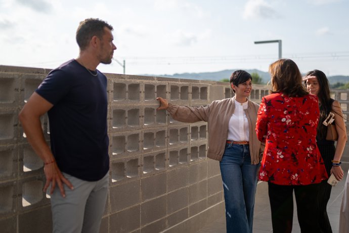 La ministra de Vivienda y Agenda Urbana, Isabel Rodríguez (2d), durante la entrega de 124 viviendas públicas de alquiler asequible, a 5 de junio de 2025, en Cubelles, Tarragona, Catalunya (España).