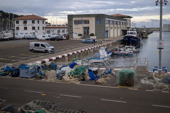 Archivo - Materiales de pesca en el Puerto de Arenys