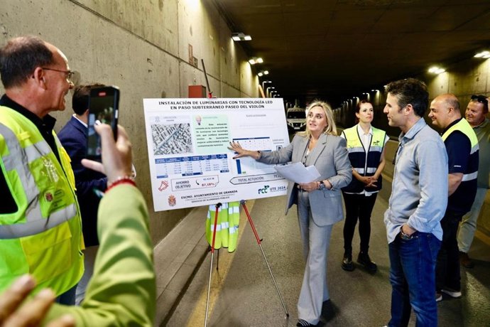 La alcaldesa de Granada, Marifrán Carazo, en su visita a las obras.