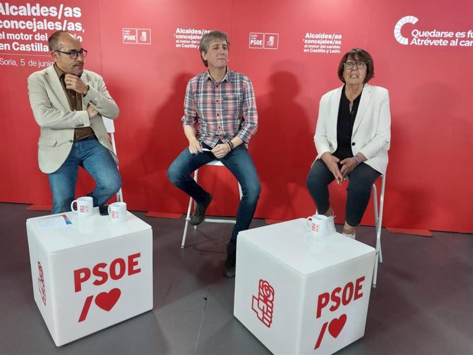 De izda a dcha, Luis Rey, Carlos Martínez y Rosa Romero se reúnen con los alcaldes y concejales sorianos