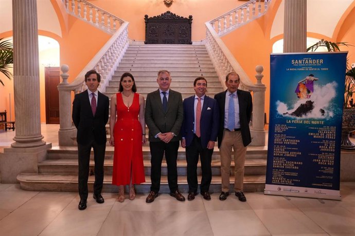 Presentación de la Feria Taurina de Santiago de Santander en el Ayuntamiento de Sevilla.