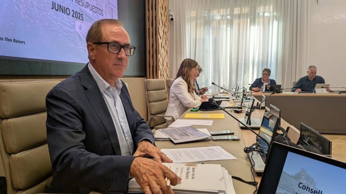 El conseller del Mar y Ciclo del Agua, Juan Manuel Lafuente, en la Comisión de Hacienda.