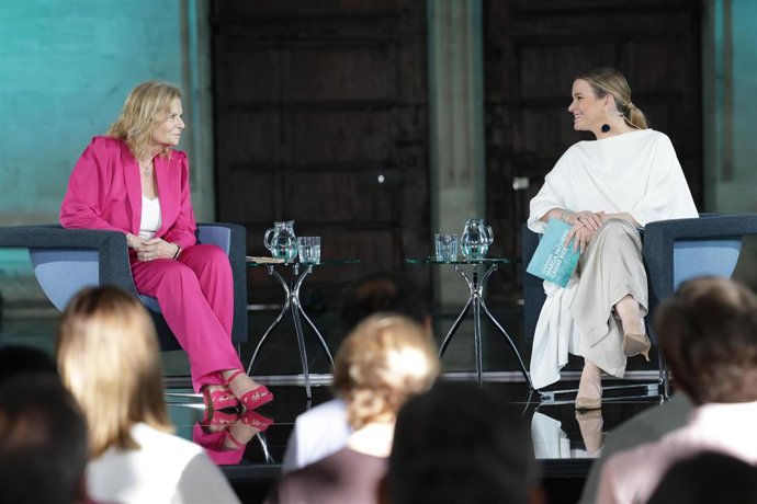 La presidenta del Govern, Marga Prohens, y la escritora Carme Riera.