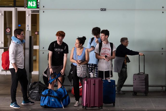 Archivo - Varias personas en el aeropuerto de El Prat de Barcelona, a 28 de junio de 2024, en Barcelona, Catalunya (España). Debido a la mala gestión del nuevo coordinador que se encarga de la gestión del taxi en el aeropuerto, las asociaciones Élite Taxi