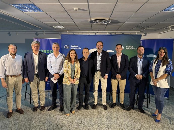 Foto familiar del Foro Oportunidades de futuro en Córdoba.