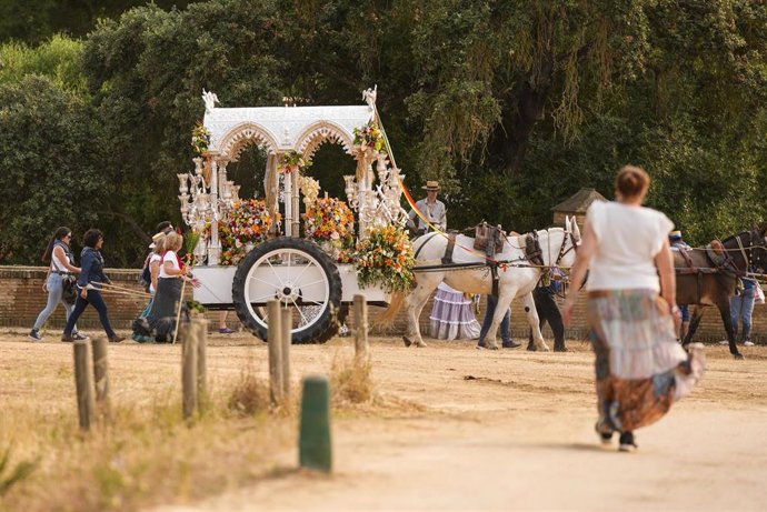 Imagen de archivo del paso de la Hermandad del Rocío de Cabra por el Vado del Quema. 