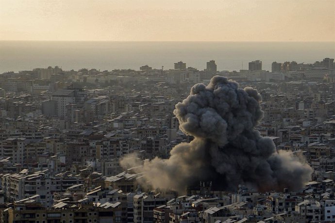Archivo - 27 April 2025, Lebanon, Beirut: Heavy black smoke billows from an area targeted by an Israeli air strike on Beirut southern suburb, a bastion for pro-Iranian Hezbollah. Photo: Marwan Naamani/dpa