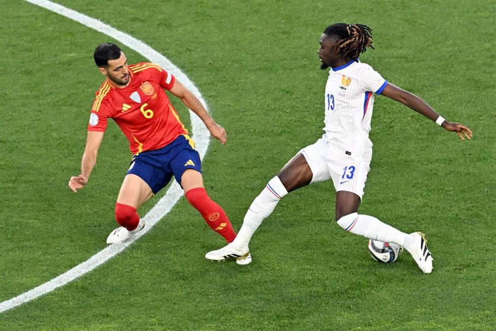 05 June 2025, Baden-Wuerttemberg, Stuttgart: Spain's Mikel Merino (L) and France's Manu Kone battle for the ball during the UEFA Nations League semi-final soccer match between Spain and France at Stuttgart Arena. Photo: Bernd Weibrod/dpa