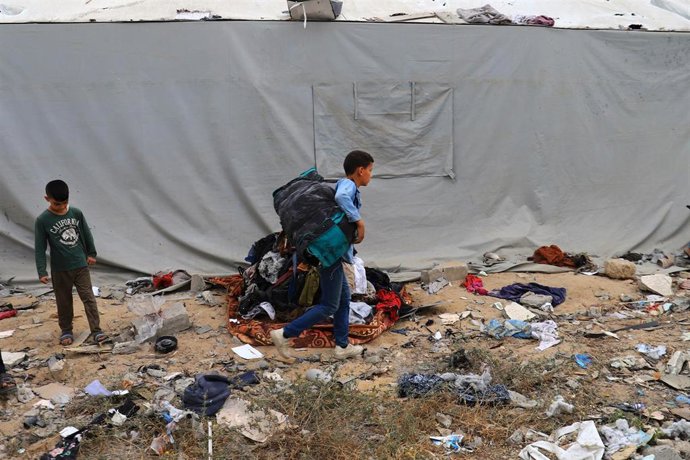 Niños palestinos entre escombros tras ataques israelíes en la Franja de Gaza