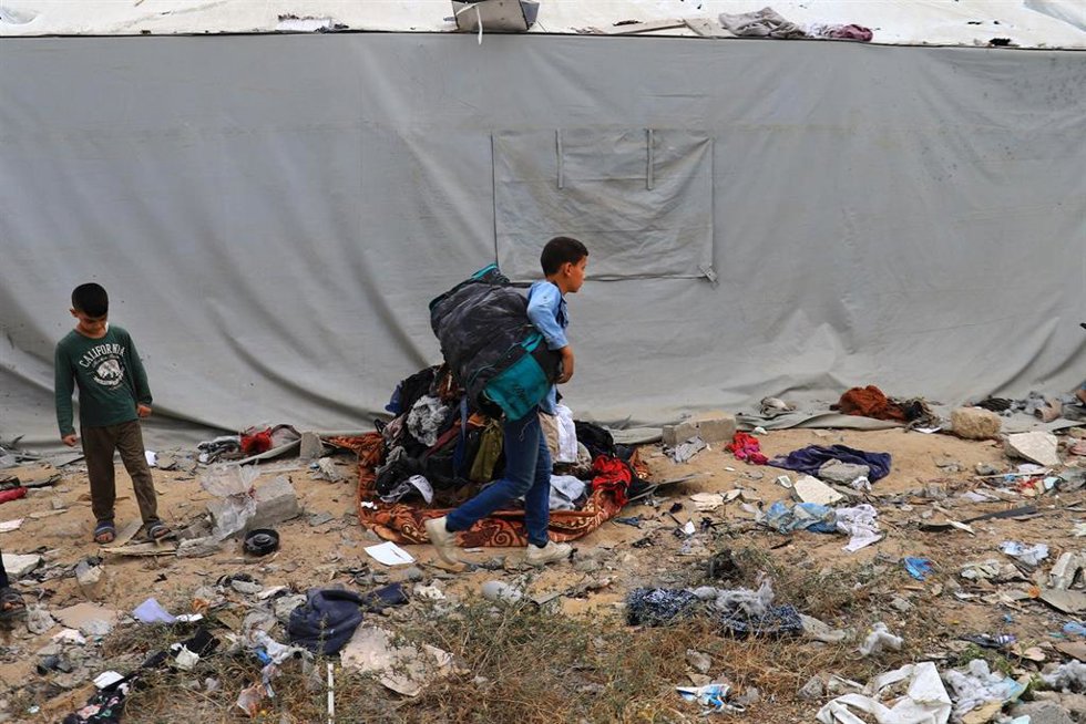 Niños palestinos entre escombros tras ataques israelíes en la Franja de Gaza