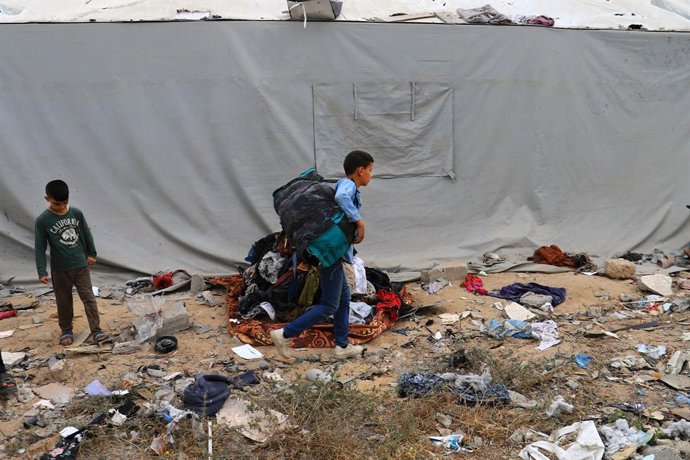 Crianças palestinas em escombros após ataques israelenses na Faixa de Gaza