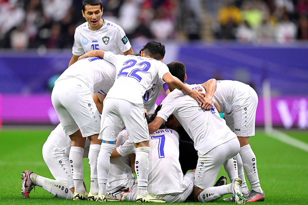 Archivo - Varios futbolistas de Uzbekistán celebran un gol.