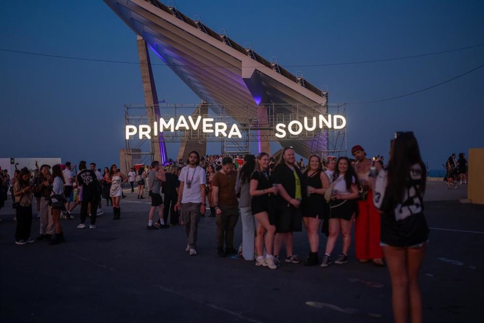 Decenas de personas durante el Primavera Sound, en el Parc del Frum, a 5 de junio de 2025, en Barcelona