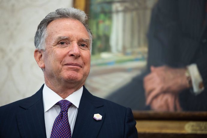 Archivo - May 6, 2025, Washington, District Of Columbia, USA: United States Special Envoy to the Middle East Steven Witkoff looks on during his swearing-in ceremony in the Oval Office of the White House in Washington, DC, US, May 6, 2025
