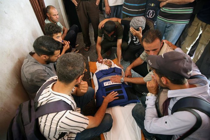 5 de junho de 2025, Cidade de Gaza, Faixa de Gaza, Território Palestino: Pessoas em luto carregam os corpos de jornalistas palestinos, que foram mortos em um ataque aéreo israelense ao Hospital Árabe Al-Ahli, de acordo com o Ministério da Saúde, durante s
