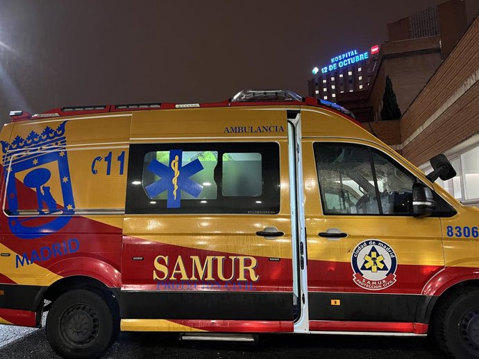 Archivo - Arquivo - Ambulância de Proteção Civil SAMUR em frente ao Hospital 12 de Octubre em Madri