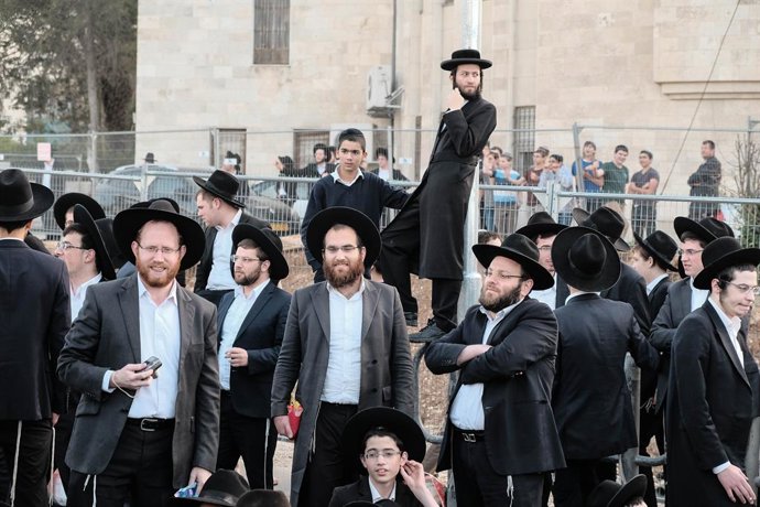 Archivo - 8 de março de 2018 - Jerusalém, Israel - Milhares de homens judeus ultraortodoxos protestam contra o alistamento militar e a prisão pela polícia militar de desertores do alistamento, bloqueando a entrada principal de Jerusalém, capital de Israel