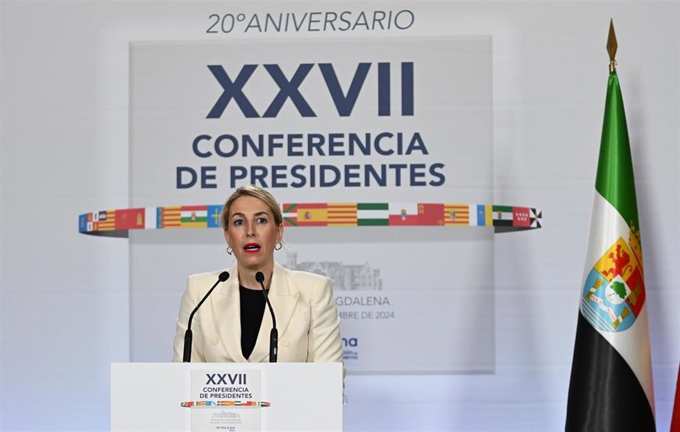 Archivo - La presidenta de la Junta de Extremadura, María Guardiola, en rueda de prensa en la Conferencia de Presidentes celebrada en Santander