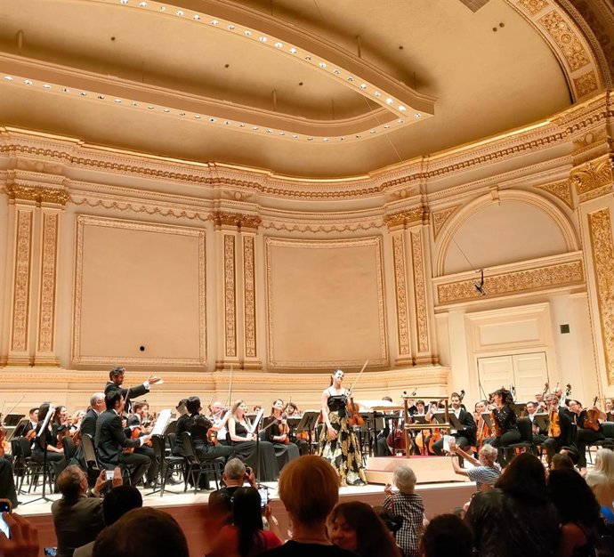 La Orquesta Titular del Teatro Real interpreta en el Carnegie Hall el concierto 'A Musical Fantasy from Spain', bajo la batuta de su director, David Akham y la violinista María Dueñas
