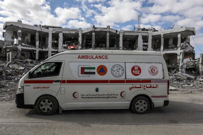 Archivo - Una ambulancia frente al hospital Abú Yusef al Najar, situado en la ciudad de Rafá y destruido por el Ejército de Israel en el marco de su ofensiva contra la Franja de Gaza (archivo).