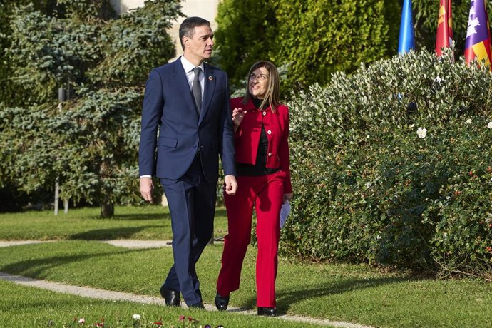 Archivo - El presidente del Gobierno, Pedro Sánchez, y la presidenta del Gobierno de Cantabria, María José Sáenz de Buruaga, durante la XXVII Conferencia de Presidentes celebrada en Santander