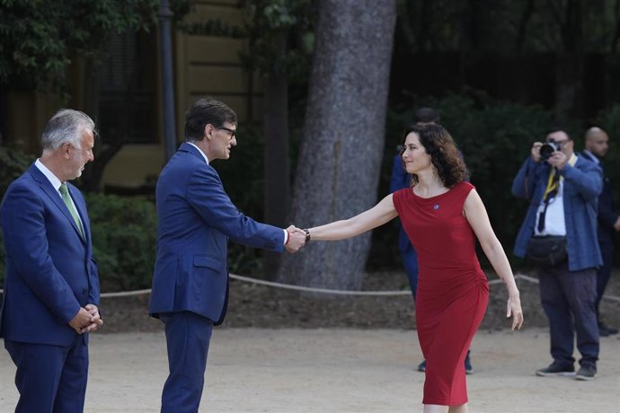 (I-D) El ministro de Política Territorial, Ángel Víctor Torres y el presidente de la Generalitat de Cataluña, Salvor Illa, que recibe a la presidenta de la Comunidad de Madrid, Isabel Díaz Ayuso, a su llegada a la XXVIII Conferencia de Presidentes, en Pal