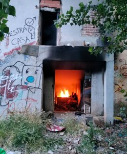 Incendio en un edificio abandonado de Cuenca en el que dormían tres personas que han tenido que ser evacuadas por la Policía Local.
