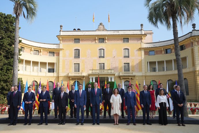Foto de familia de las autoridades asistentes a la XXVIII Conferencia de Presidentes, en Palau de Pedralbes de Barcelona, a 6 de junio de 2025, en Barcelona, Catalunya (España).