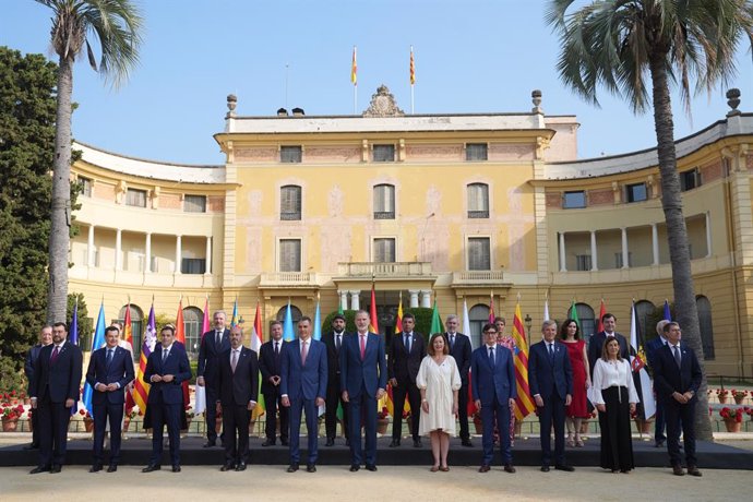 Foto de família de la XXVII Conferència de Presidents, presidida pel Rei, el president Pedro Sánchez, i el president de la Generalitat, Salvador Illa, al Palau de Pedralbes de Barcelona.