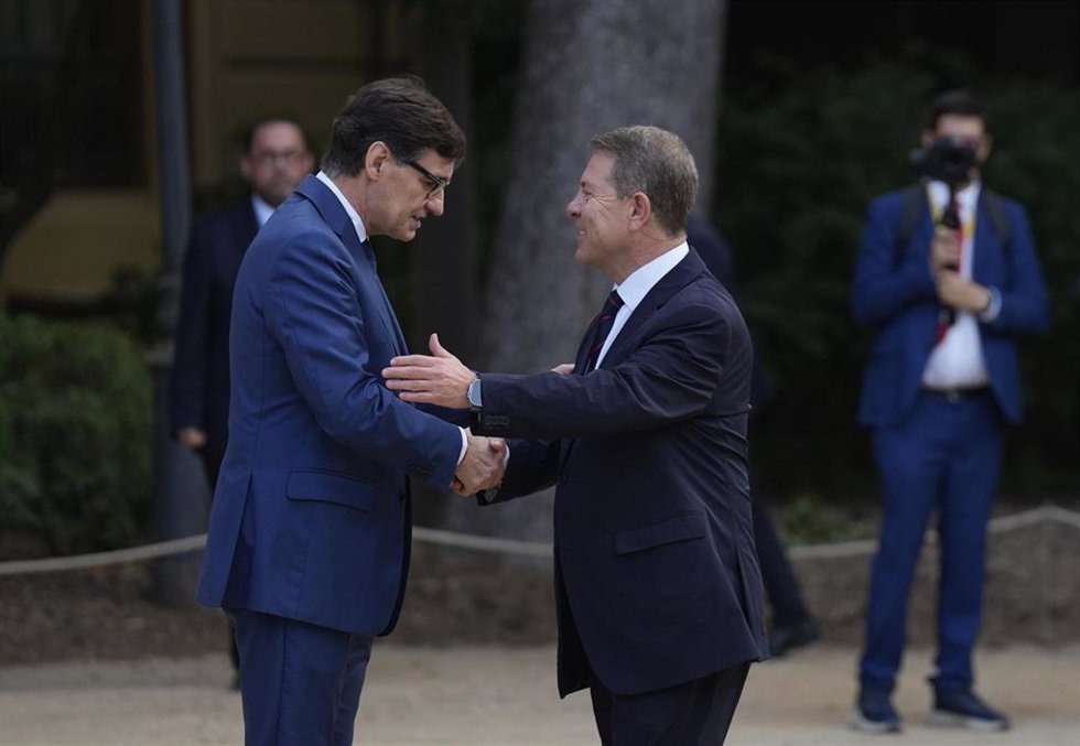 El presidente de la Generalitat de Cataluña, Salvor Illa (i), saluda al presidente de Castilla-La Mancha, Emiliano García-Page (d), a su llegada a la XXVIII Conferencia de Presidentes, en Palau de Pedralbes de Barcelona, a 6 de junio de 2025, en Barcelo