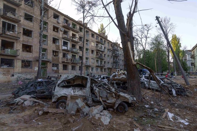 Archivo - April 26, 2025, Kyiv, Kyiv City, Ukraine: Destroyed cars at site of destruction two days after a Russian missile strike on Ukraine's capital Kyiv on April 24 2025. Twelve people have been killed and many more injured.