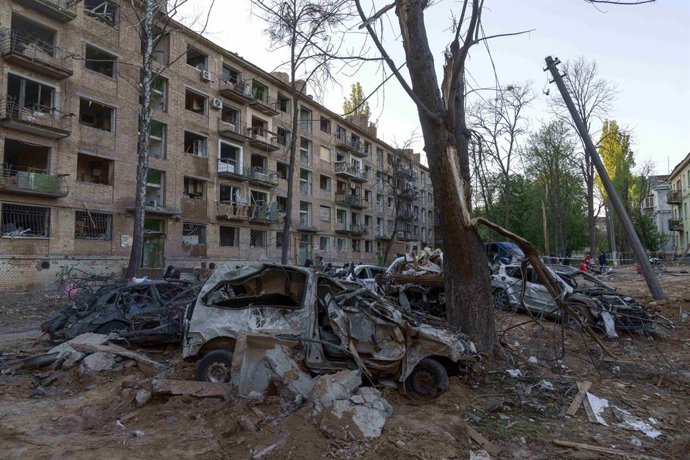 Archivo - Arquivo - 26 de abril de 2025, Kiev, cidade de Kiev, Ucrânia: Carros destruídos no local da destruição dois dias após um ataque de mísseis russos na capital da Ucrânia, Kiev, em 24 de abril de 2025. Doze pessoas foram mortas e muitas outras fica