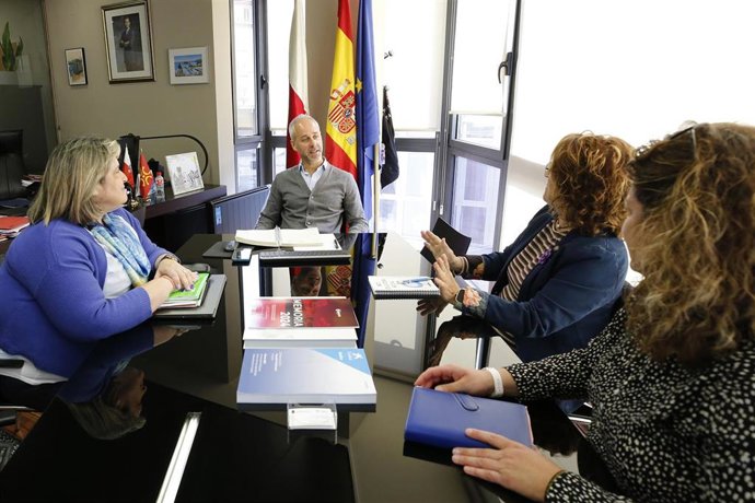 El consejero de Educación, Formación Profesional y Universidades, Sergio Silva, y la presidenta del Colegio Profesional de Educación Social de Cantabria (COPESCAN), Irene Maestro