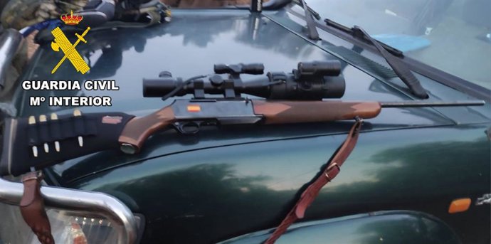 Uno de los rifles que portaban los investigados.